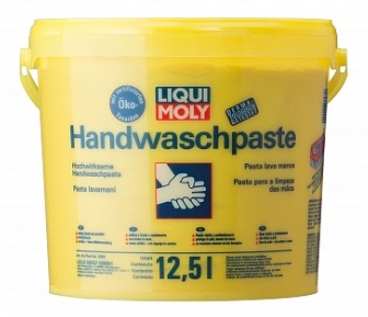 3363, Паста для мытья рук Handwasch-Paste 12,5л,
Паста для мытья рук Handwasch-Paste 12,5л
Средство (паста) для мытья рук Liqui Moly - это мягкое и нейтральное чистящее средство для кожи на основе древесной муки с веществами, защищающими кожу. Не содержит растворителей и имеет значение pH легкой кислой реакции. Однако продукт нейтрален для кожи, что было доказано многочисленными дерматологическими испытаниями. Паста  создана преимущественно на основе веществ растительного происхождения.
Свойства
Паста для мытья рук Liqui Moly тщательно удаляет самые сильные загрязнения как масла, жиры, смолы, битумы, печатные краски и многие другие, не оказывая вредного воздействия на руки.
- Значение рН нейтральной реакции на кожу
- Прошла дерматологическое испытание
- Защищает и ухаживает за кожей
- Экономичный расход
- Отличный чистящий эффект
- Приятное чувство на коже после чистки
В качестве абразива, содержит натуральную лимонную цедру. Для более эффективной защиты кожи рук рекомендуется применять средства Liqui-Moly Hand-Pflege-Crеme и Unsichtbarer Handschuh.
Применение
Наносят пасту на руки и тщательно оттирают загрязнения в течение некоторого времени. Смывают грязь большим количеством воды. Хранить при положительной температуре!